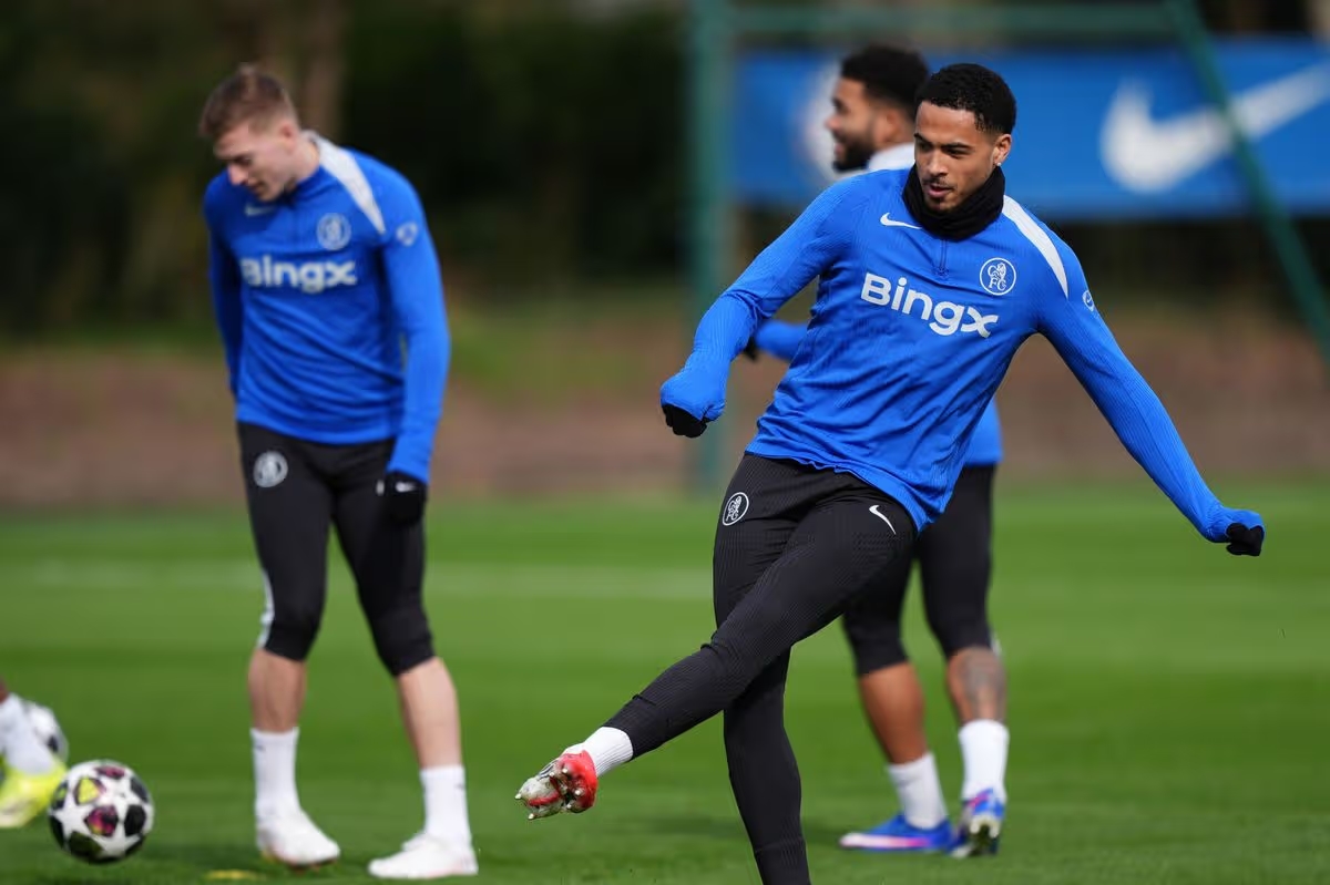 H&agrave;ng thủ Chelsea đ&oacute;n ch&agrave;o sự trở lại của Colwill.