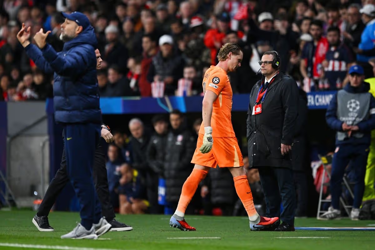 Ảnh bài viết Rút thủ môn phút 17, HLV Tudor bị Joe Hart chỉ trích