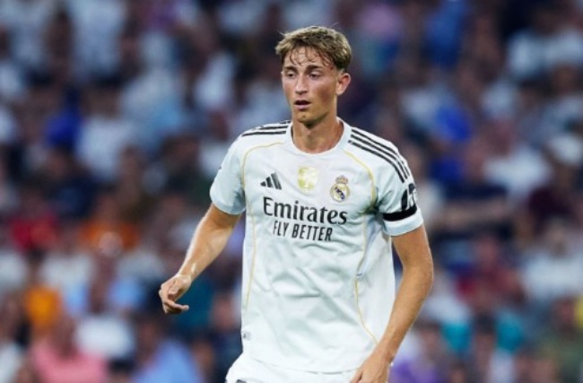 Dean Huijsen trong m&agrave;u &aacute;o Real.