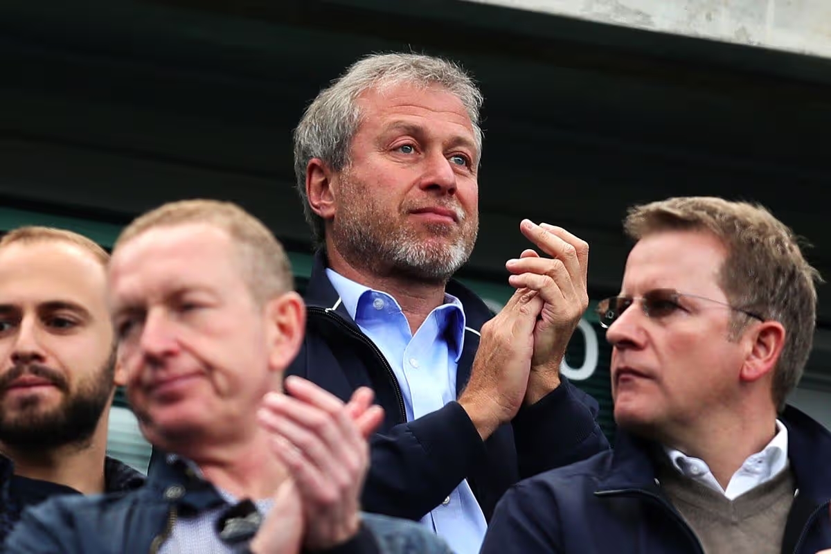 Roman Abramovich đối mặt cuộc chiến ph&aacute;p l&yacute; v&igrave; khoản t&agrave;i ch&iacute;nh b&aacute;n Chelsea.