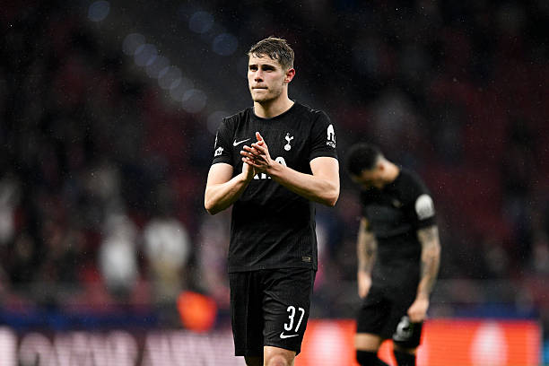 Van de Ven chia sẻ về bầu kh&ocirc;ng kh&iacute; ảm đạm ở Tottenham. 