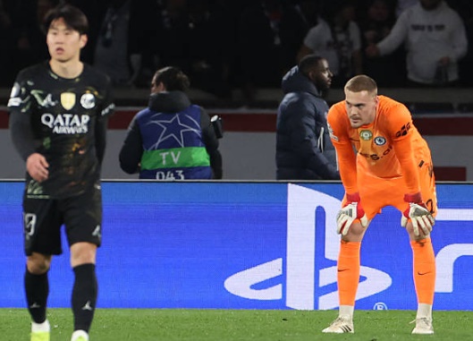 Filip Jorgensen c&oacute; một ng&agrave;y thi đấu đ&aacute;ng qu&ecirc;n.