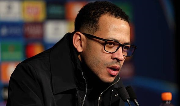 Liam Rosenior kh&ocirc;ng h&agrave;i l&ograve;ng với c&aacute;c cầu thủ Chelsea.