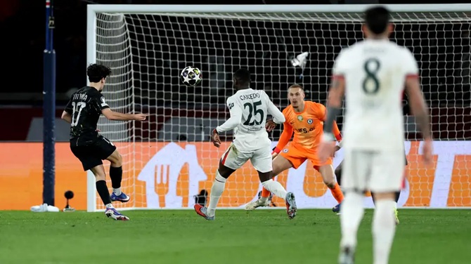 Filip Jorgensen (3/10):&nbsp;Gần như biếu kh&ocirc;ng cho PSG một b&agrave;n thắng, sau đ&oacute; kh&ocirc;ng thể cản ph&aacute; c&uacute; dứt điểm thứ hai của Kvaratskhelia d&ugrave; đ&atilde; chạm được tay v&agrave;o b&oacute;ng.