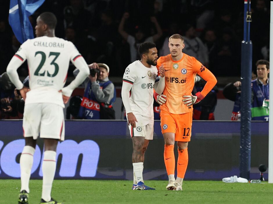 Trevoh Chalobah (5,3): C&oacute; một v&agrave;i pha can thiệp quan trọng trong v&ograve;ng cấm đội nh&agrave;, nhưng bị k&eacute;o lệch khỏi vị tr&iacute; trong t&igrave;nh huống d&agrave;n xếp dẫn đến c&uacute; dứt điểm của Dembele.