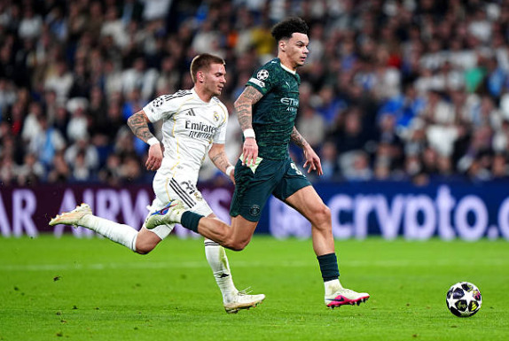 Nico O'Reilly (5.6): Bị Valverde áp đảo hoàn toàn trong hai bàn thua đầu tiên. Tuy nỗ lực tham gia tấn công nhưng kỹ năng phòng ngự của cầu thủ trẻ này bộc lộ nhiều lỗ hổng lớn sau khi được đẩy lên đá cao gần đây.

Rodri (6.1): Thất bại trong việc kiểm soát tuyến giữa như cách anh vẫn làm tại giải quốc nội. Rodri không thể giúp đội nhà duy trì thế trận áp đảo.

Jeremy Doku (6.4): Là cầu thủ nhận điểm số cao nhất đội nhờ sự năng nổ bên hành lang cánh.Những nỗ lực cá nhân của Doku là chưa đủ để xuyên phá hàng thủ đối phương một cách hiệu quả nhất.

Bernardo Silva (5.7): Thi đấu mờ nhạt hơn hẳn so với phong độ thường thấy. Dù có vài đường chuyền tạo cơ hội và một cú dứt điểm ở phút 19, Silva nhìn chung không để lại nhiều dấu ấn lên lối chơi tập thể.

Savinho (5.6): Hoàn toàn bế tắc trong hiệp một và bị thay ra ngay sau giờ nghỉ. Khác với màn trình diễn chói sáng trước Newcastle cuối tuần qua, Savinho đã gặp rất nhiều khó khăn trước các hậu vệ đẳng cấp thế giới.

Erling Haaland (5.7): Một trận đấu "đói bóng" của tiền đạo người Na Uy. Anh bị các hậu vệ đối phương phong tỏa chặt chẽ, dẫn đến việc không có nhiều không gian để dứt điểm hay gây áp lực lên khung thành.

Antoine Semenyo (5.7): Thể hiện sự tự tin trong lần đầu hít thở bầu không khí Champions League nhưng thiếu đi sự sắc sảo. Semenyo cần thi đấu quyết liệt và hiệu quả hơn trong các pha hãm thành ở trận lượt về.