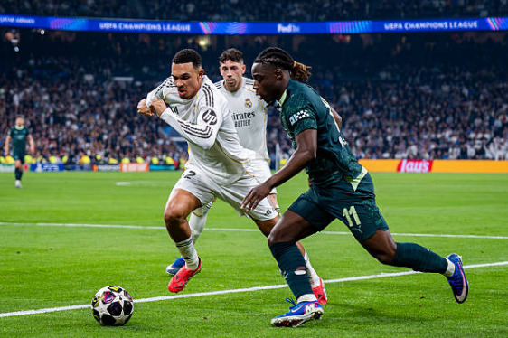 Jeremy Doku (6.4): Là cầu thủ nhận điểm số cao nhất đội nhờ sự năng nổ bên hành lang cánh.Những nỗ lực cá nhân của Doku là chưa đủ để xuyên phá hàng thủ đối phương một cách hiệu quả nhất.

Bernardo Silva (5.7): Thi đấu mờ nhạt hơn hẳn so với phong độ thường thấy. Dù có vài đường chuyền tạo cơ hội và một cú dứt điểm ở phút 19, Silva nhìn chung không để lại nhiều dấu ấn lên lối chơi tập thể.

Savinho (5.6): Hoàn toàn bế tắc trong hiệp một và bị thay ra ngay sau giờ nghỉ. Khác với màn trình diễn chói sáng trước Newcastle cuối tuần qua, Savinho đã gặp rất nhiều khó khăn trước các hậu vệ đẳng cấp thế giới.

Erling Haaland (5.7): Một trận đấu "đói bóng" của tiền đạo người Na Uy. Anh bị các hậu vệ đối phương phong tỏa chặt chẽ, dẫn đến việc không có nhiều không gian để dứt điểm hay gây áp lực lên khung thành.

Antoine Semenyo (5.7): Thể hiện sự tự tin trong lần đầu hít thở bầu không khí Champions League nhưng thiếu đi sự sắc sảo. Semenyo cần thi đấu quyết liệt và hiệu quả hơn trong các pha hãm thành ở trận lượt về.