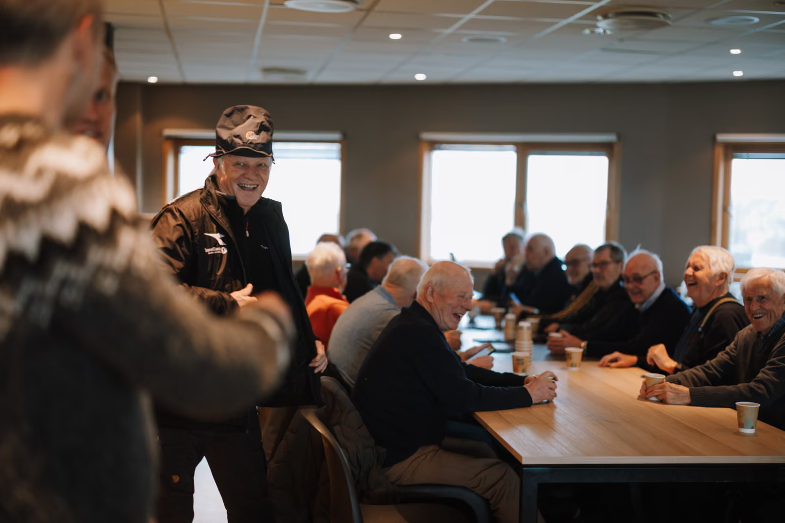 Harald Berg tại buổi “bàn cà phê” của các cựu cầu thủ. Ảnh: The Guardian.