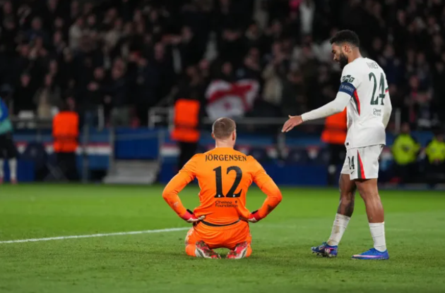 Ảnh bài viết Carragher hối thúc Chelsea thay máu hàng thủ sau trận thua PSG