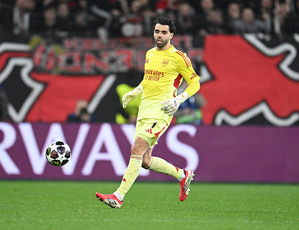 David Raya - 7.0 điểm: C&oacute; pha cứu thua xuất sắc cản ph&aacute; c&uacute; đ&aacute;nh đầu của Terrier, d&ugrave; Arsenal vẫn thủng lưới ở t&igrave;nh huống phạt g&oacute;c ngay sau đ&oacute;. G&acirc;y ấn tượng với những t&igrave;nh huống phản xạ nhạy b&eacute;n, l&agrave;m tốt nhiệm vụ bảo vệ khung th&agrave;nh.