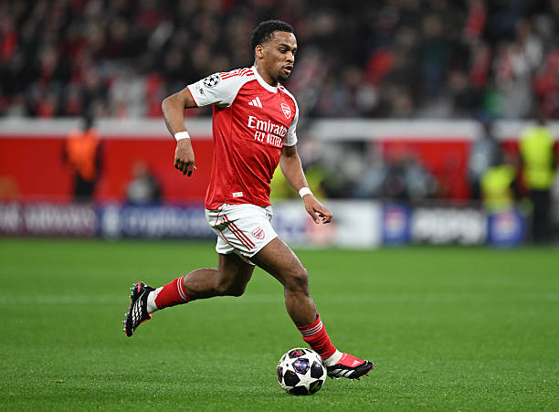 Jurrien Timber - 6.7 điểm: Thường xuy&ecirc;n c&oacute; những pha bứt tốc d&acirc;ng cao b&ecirc;n c&aacute;nh phải v&agrave; tung ra một quả tạt chất lượng, tạo cơ hội cho Martinelli dứt điểm dội x&agrave;. Thi đấu năng nổ khi tham gia tấn c&ocirc;ng nhưng lại bỏ lỡ một cơ hội kh&oacute; tin với c&uacute; đ&aacute;nh đầu vọt x&agrave;.