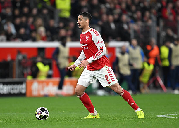 William Saliba - 6.8 điểm: D&ugrave; c&oacute; đ&ocirc;i ch&uacute;t l&uacute;ng t&uacute;ng ở hiệp 2 trước sức &eacute;p từ h&agrave;ng c&ocirc;ng đối phương, trung vệ người Ph&aacute;p vẫn duy tr&igrave; được nền tảng kỹ năng tốt. Khả năng ph&aacute;n đo&aacute;n v&agrave; bọc l&oacute;t kịp thời của anh g&oacute;p phần gi&uacute;p hệ thống ph&ograve;ng ngự Arsenal đứng vững trong những thời điểm s&oacute;ng gi&oacute;.