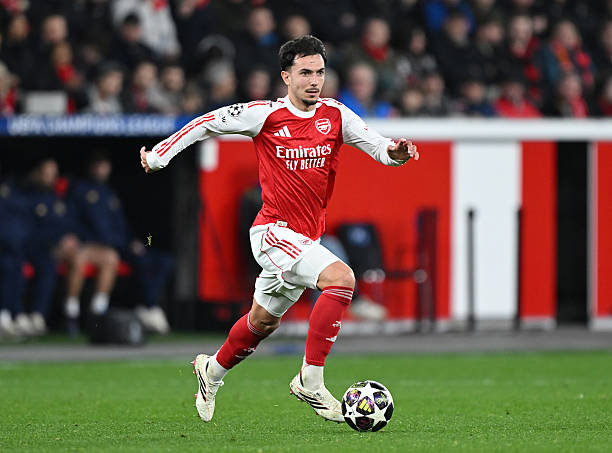 Martin Zubimendi - 6.6 điểm: Thi đấu nỗ lực ở tuyến giữa nhưng kh&ocirc;ng tạo ra được qu&aacute; nhiều tầm ảnh hưởng lẫn sự đột biến l&ecirc;n thế trận. Điểm nhấn l&agrave; một t&igrave;nh huống đ&aacute;nh g&oacute;t điệu nghệ mở ra cơ hội cho Timber. Anh cũng phải nhận 1 thẻ v&agrave;ng sau pha xoạc b&oacute;ng cao ch&acirc;n với Palacios.