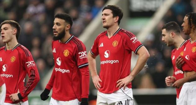 Ảnh bài viết MU ép Harry Maguire giảm nửa lương để ở lại Old Trafford