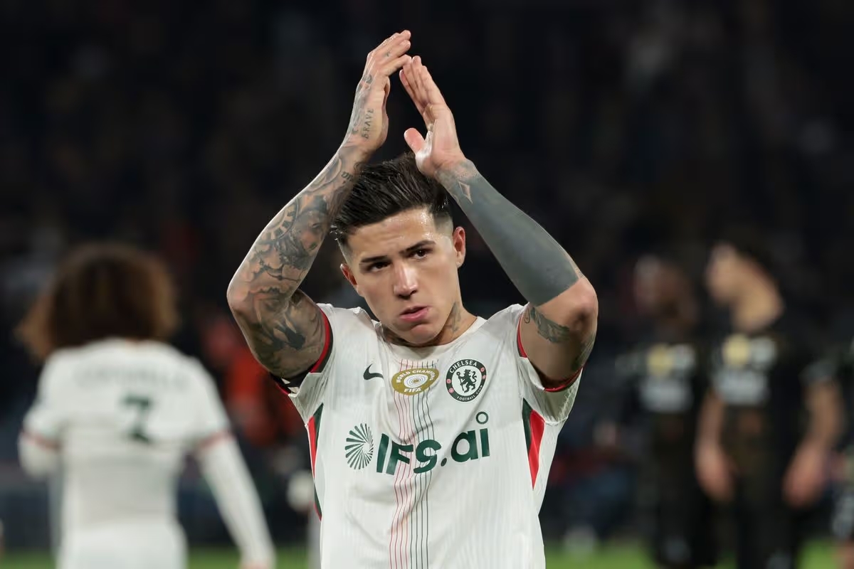 Enzo Fernandez cảm ơn cổ động vi&ecirc;n Chelsea sau thất bại trước PSG.