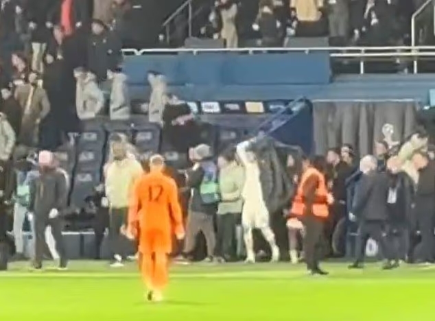 Filip Jorgensen ban đầu phớt lờ Reece James v&agrave; đi thẳng v&agrave;o đường hầm.