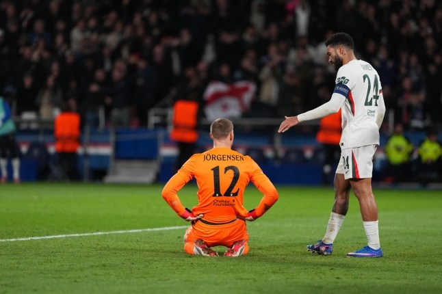 Filip Jorgensen mắc lỗi trong trận thua của Chelsea trước PSG.