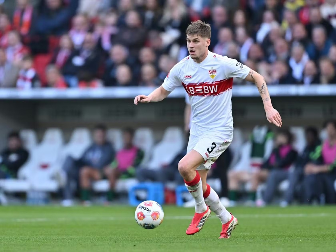 Ramon Hendriks trong m&agrave;u &aacute;o Stuttgart.