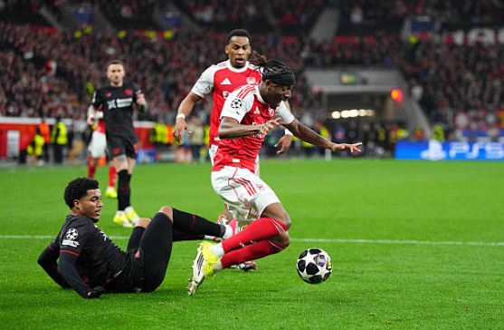 T&igrave;nh huống dẫn đến quả phạt đền của Arsenal.