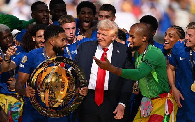 Chelsea dường như vẫn chưa hết l&acirc;ng l&acirc;ng sau khi v&ocirc; địch thế giới.