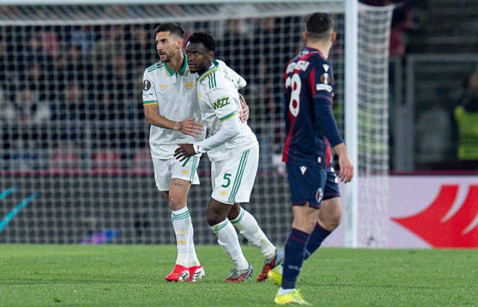 Roma cầm ch&acirc;n Bologna tr&ecirc;n s&acirc;n kh&aacute;ch.