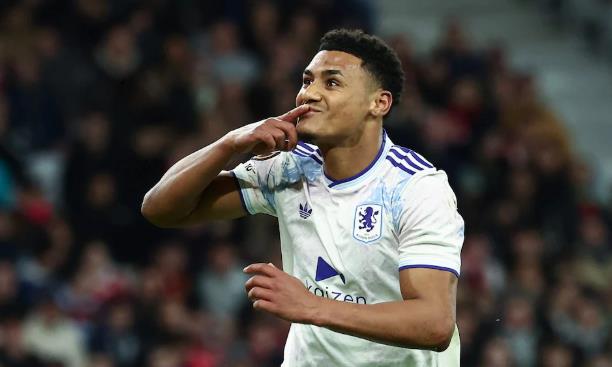 Ollie Watkins tỏa s&aacute;ng đ&uacute;ng l&uacute;c.