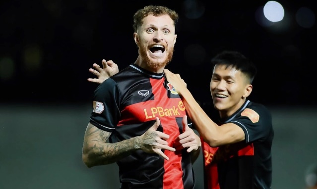 Geovane chưa thể kho&aacute;c &aacute;o tuyển Việt Nam.