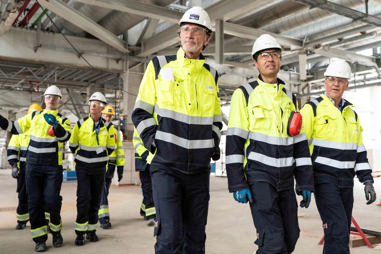 Ratcliffe bơm tiền nhưng nợ chưa giảm.