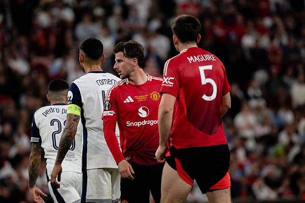 Parker khuy&ecirc;n Man Utd chia tay Mount v&agrave; Maguire. 