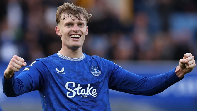 Jarrad Branthwaite l&agrave; ch&igrave;a kh&oacute;a ph&ograve;ng ngự của Everton trước Arsenal.