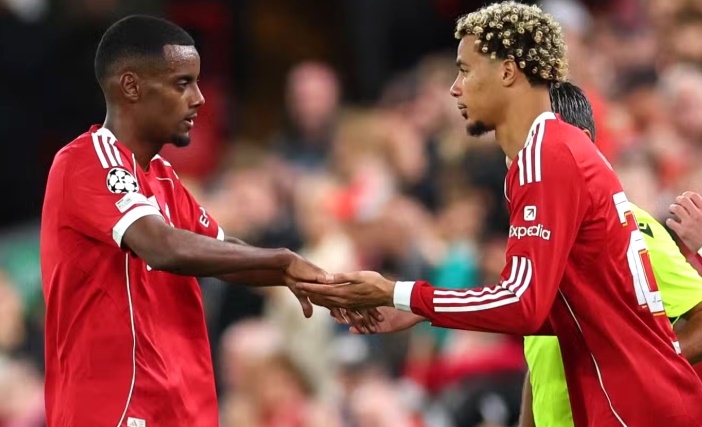 Owen cho rằng Liverpool l&agrave; đội mạnh nhất Ngoại hạng Anh nếu họ chơi đ&uacute;ng thực lực.