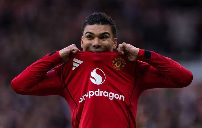 Casemiro c&oacute; thể quay xe để ở lại Old Trafford?