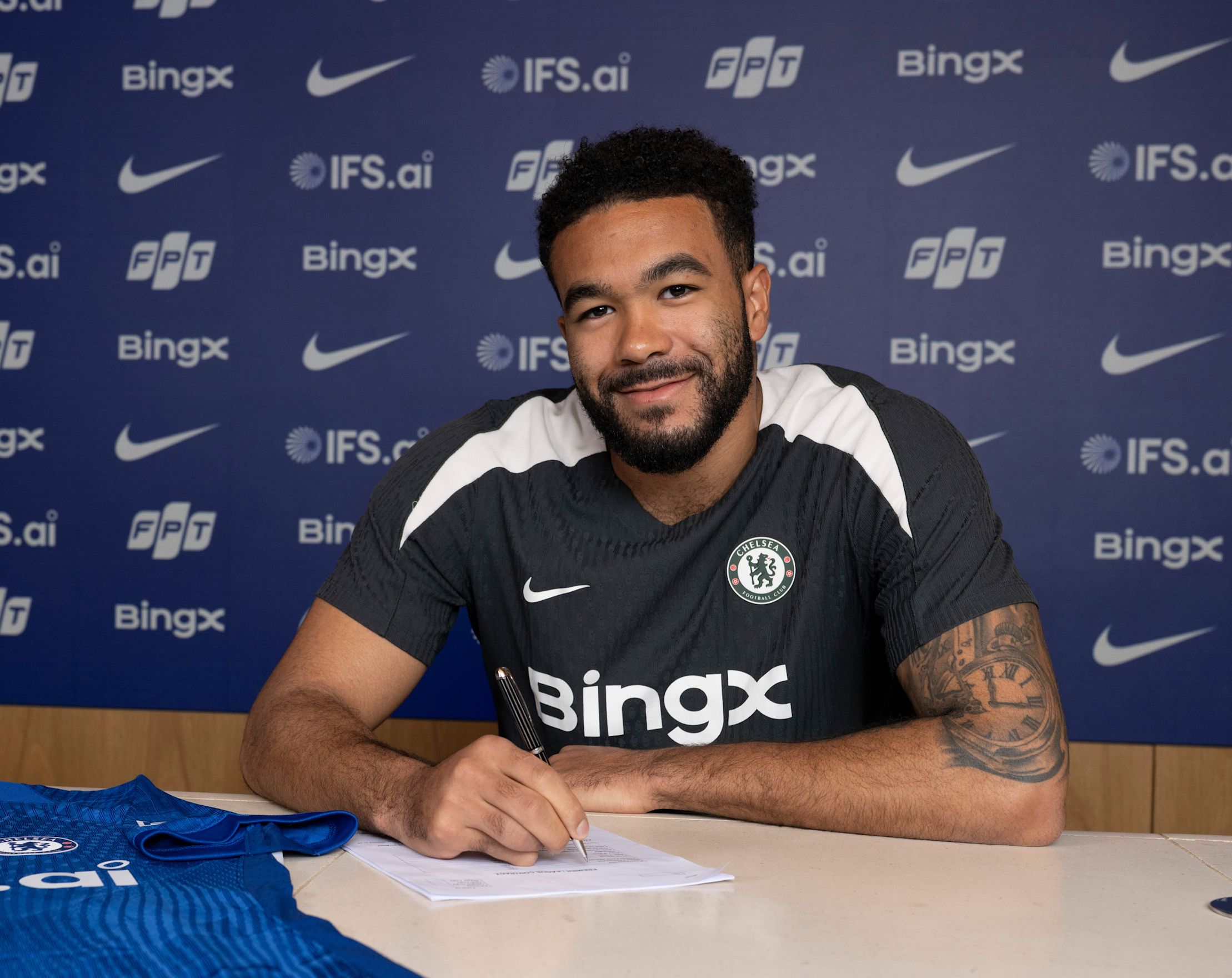 Reece James đ&atilde; ch&iacute;nh thức cam kết tương lai với Chelsea.