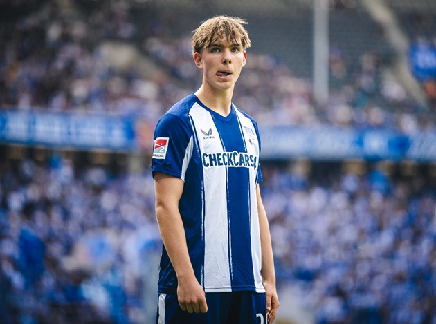 Ảnh bài viết Lý do Arsenal, MU chiếm ưu thế vụ "thần đồng" Eichhorn