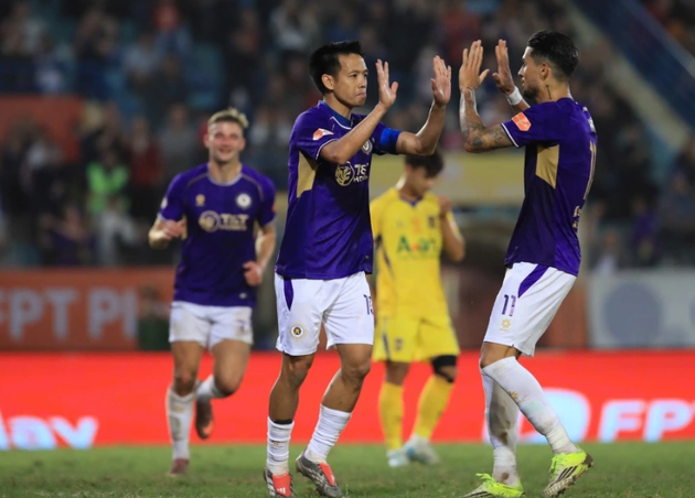 Văn Quyết ghi b&agrave;n thắng quyết định tr&ecirc;n chấm phạt đền.