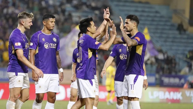 Ho&agrave;ng H&ecirc;n v&agrave; to&agrave;n đội thắng đậm tr&ecirc;n s&acirc;n nh&agrave;.