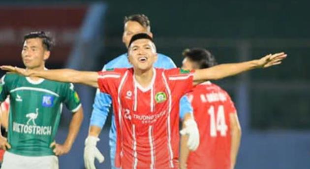  Dương Văn Khoa ghi b&agrave;n từ giữa s&acirc;n.