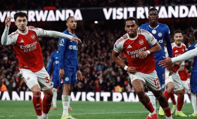 Timber l&agrave; trụ cột h&agrave;ng thủ Arsenal.