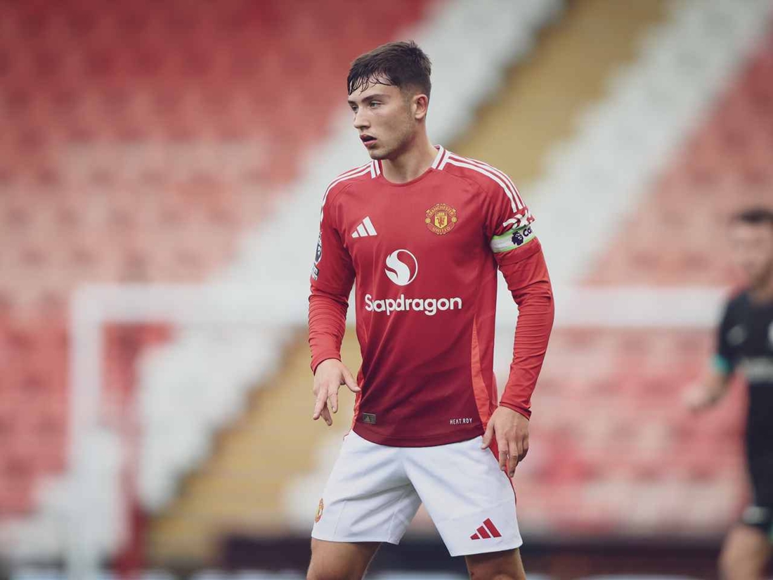 Dan Gore trong m&agrave;u &aacute;o đội trẻ Man Utd.