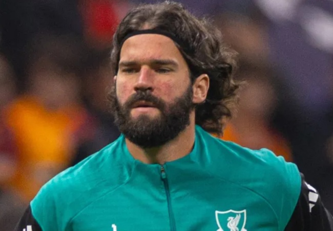 Khả năng ra s&acirc;n của Alisson bỏ ngỏ.