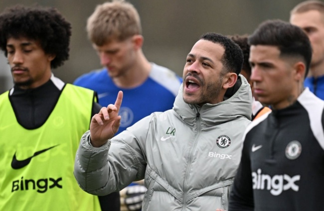 Ảnh bài viết Liam Rosenior bảo vệ triết lý tấn công mạo hiểm tại Chelsea