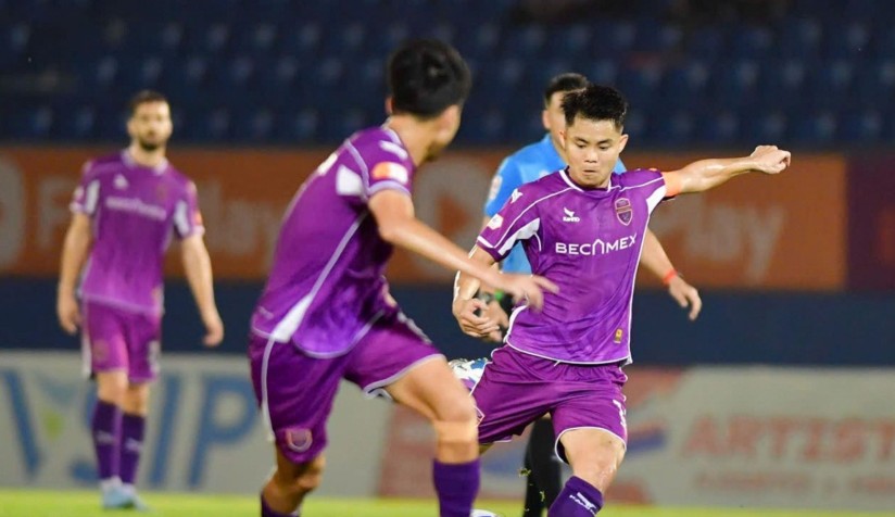 Ảnh bài viết Tùng Quốc ghi bàn đẹp mắt, Becamex TPHCM hạ gục Hà Tĩnh