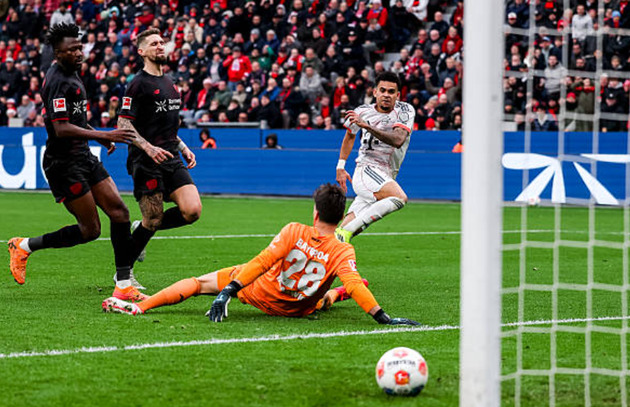 Diaz mang về b&agrave;n gỡ cho Bayern.