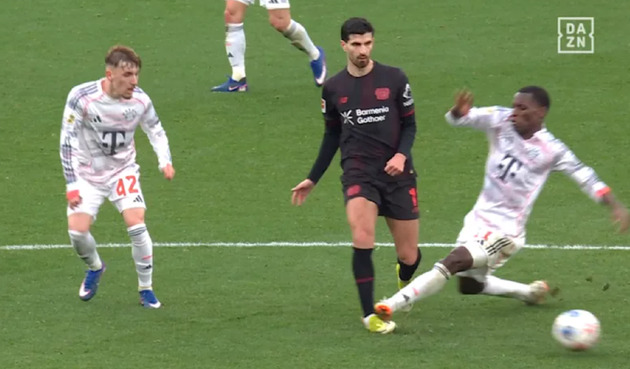 T&igrave;nh huống v&agrave;o b&oacute;ng nguy hiểm của Jackson.