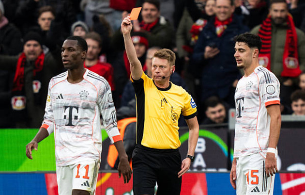 Thẻ đỏ của Jackson khiến H&ugrave;m x&aacute;m chơi thiếu người trong hơn 45 ph&uacute;t.