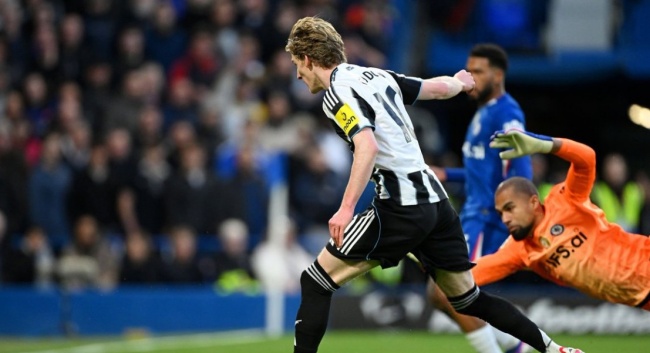 Gordon s&uacute;t tung lưới Chelsea.