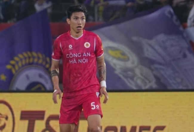 Văn Hậu trong m&agrave;u &aacute;o CAHN.