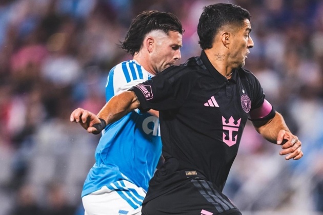 Suarez kh&ocirc;ng thể c&ugrave;ng c&aacute;c đồng đội đ&aacute;nh bại Charlotte.