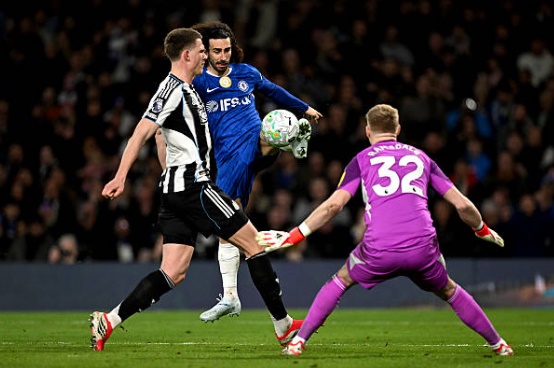 Cựu thủ th&agrave;nh Arsenal c&oacute; những t&igrave;nh huống xử l&yacute; điềm tĩnh.