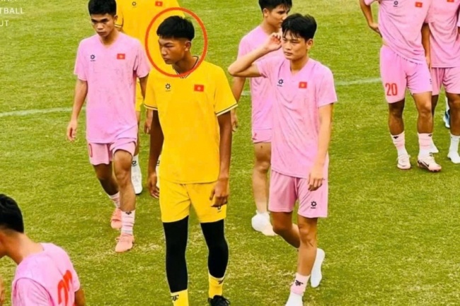 Nguyễn B&aacute; Nhật Ka trong m&agrave;u &aacute;o U19 Việt Nam.